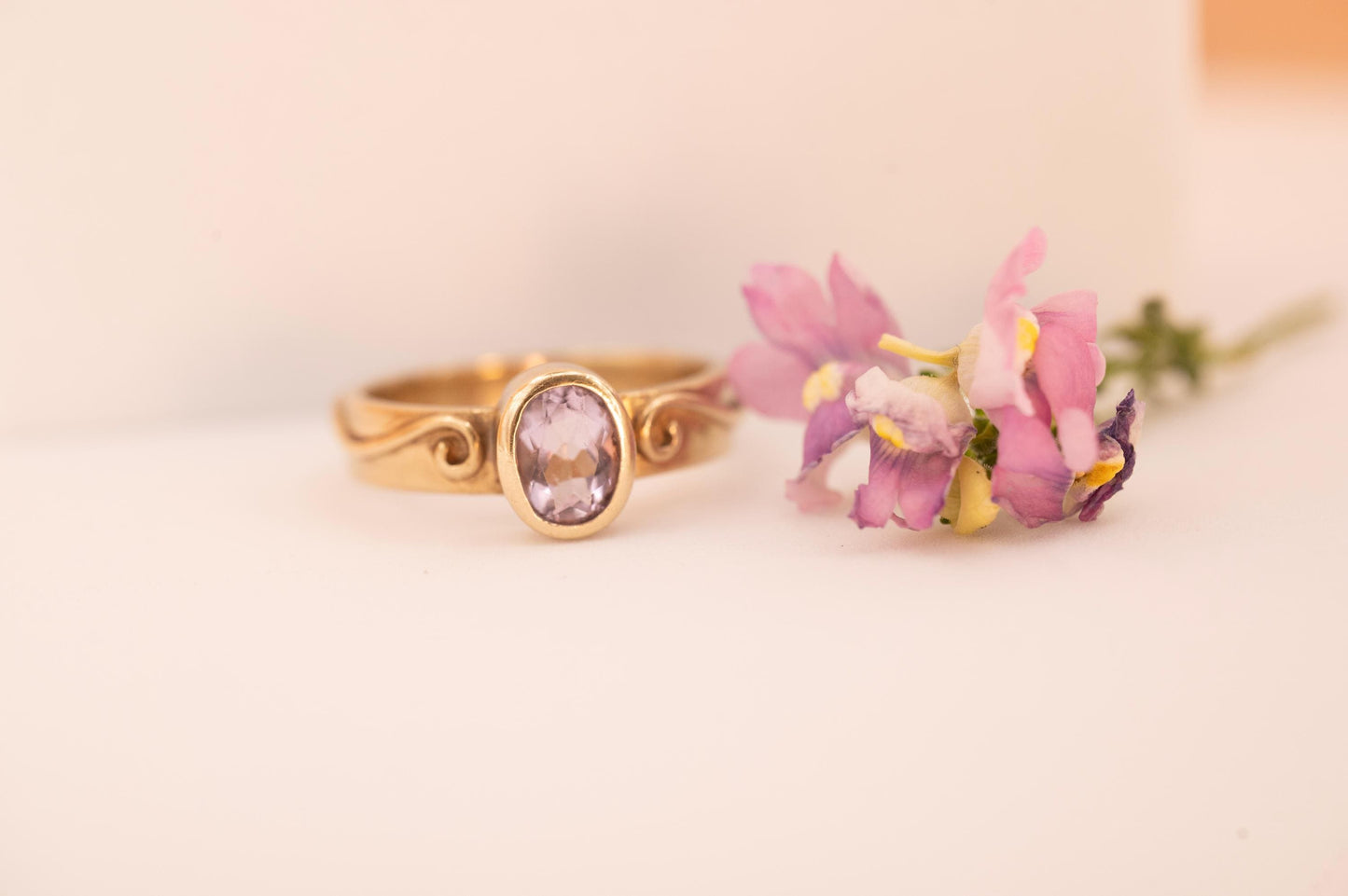 Celtic - yellow gold - 9ct hallmarked - vintage - beautiful clear amethyst stone centred- Celtic pattern - oval setting.