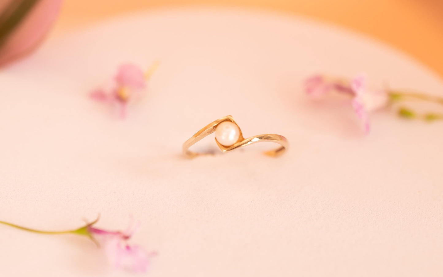 vintage 9ct simulated pearl ring.