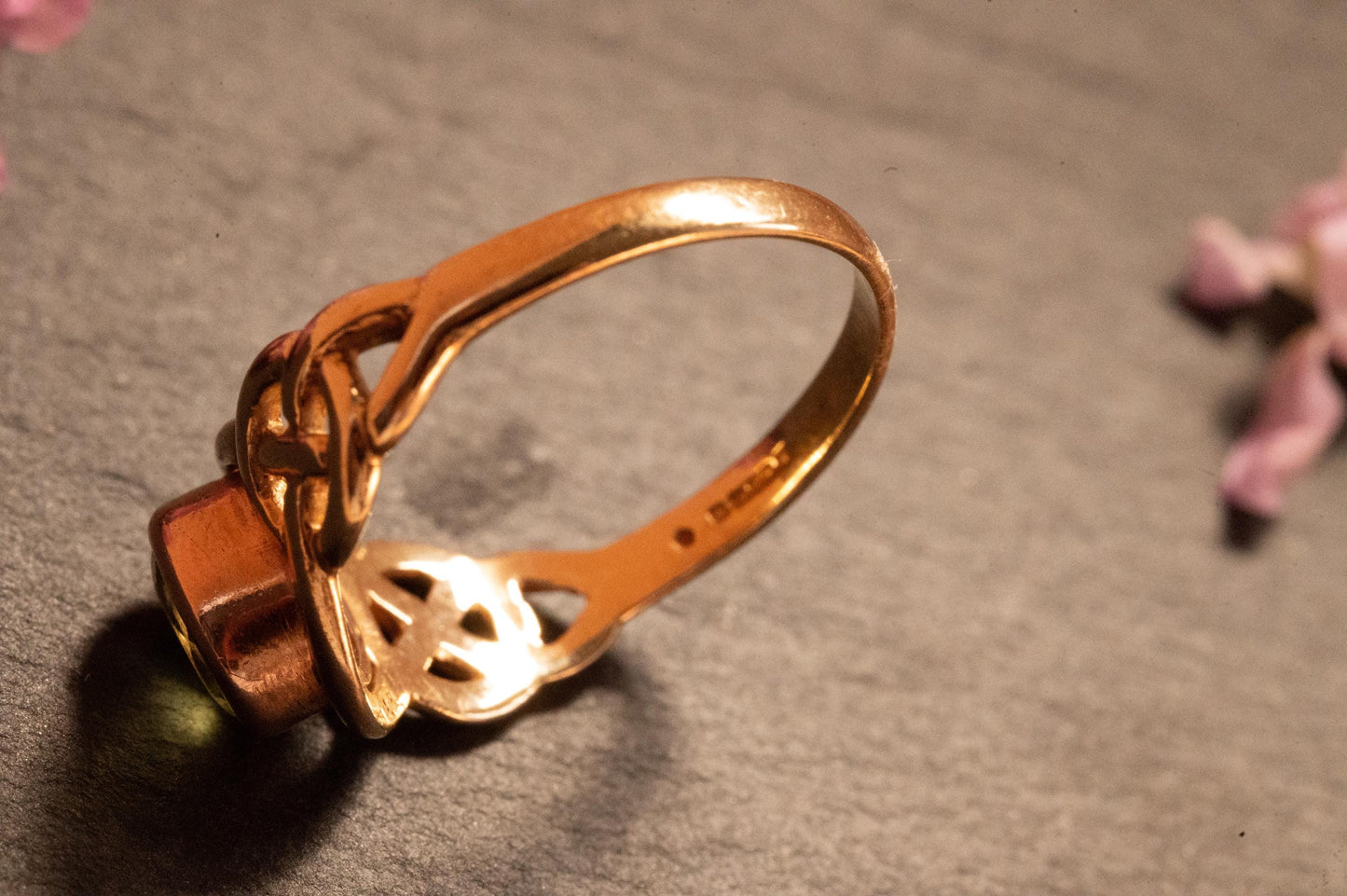 hallmarked 9ct gold Clogau ring with peridot official Clogau stamp.