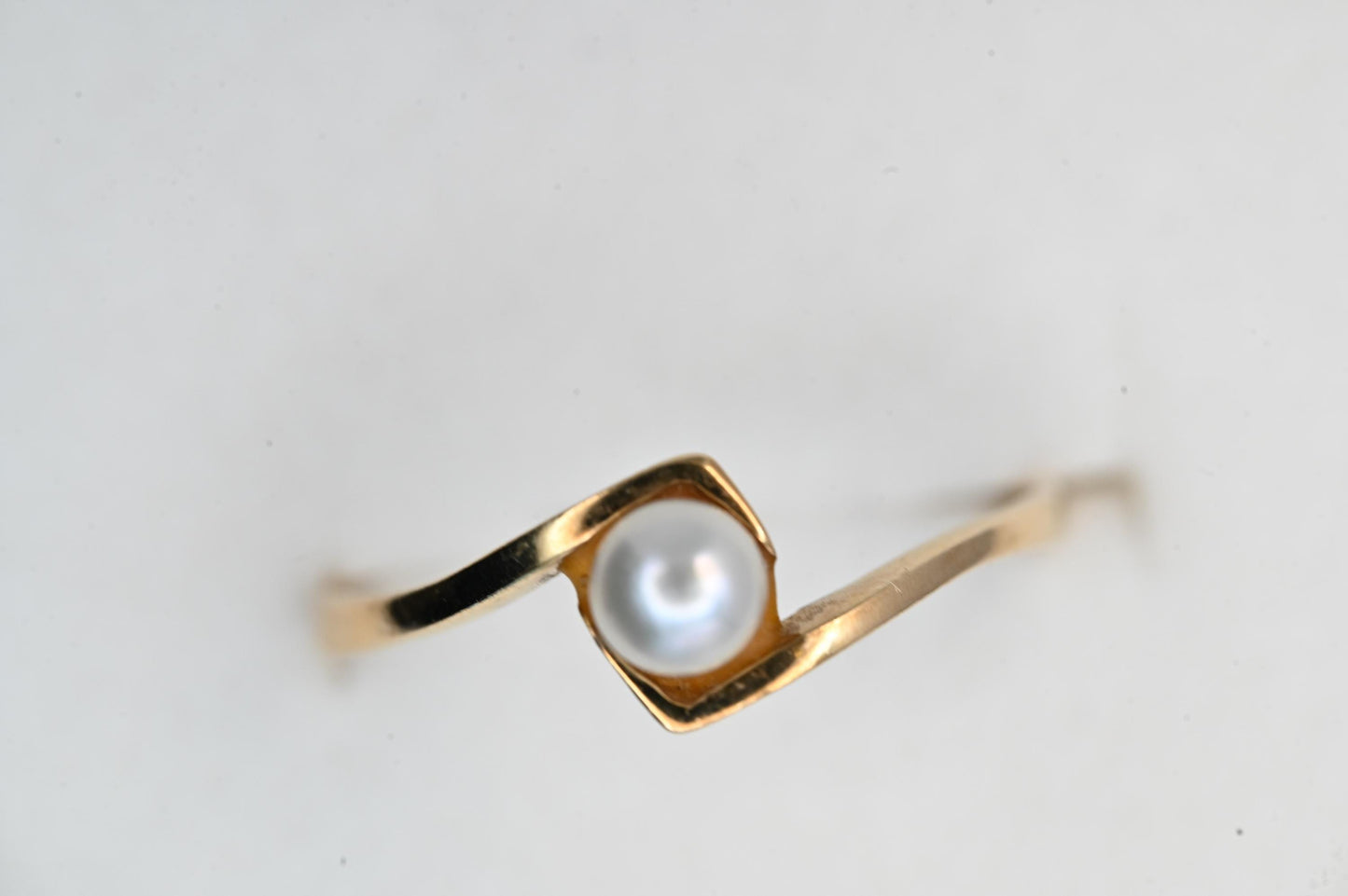 Vintage mid-century simulation solitaire Pearl 9ct Yellow Gold Dainty Ring