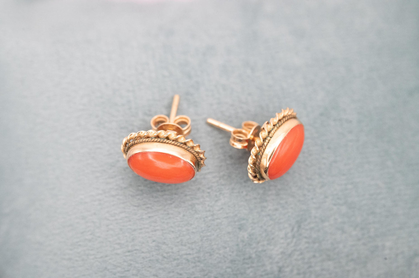butterfly backs all original with the earrings. no sign of wear these vintage earrings are perfect for any jewellery retro lover. the coral has a gorgeous sheen and in surrounded with gold intricate weaving around the oval stones.
