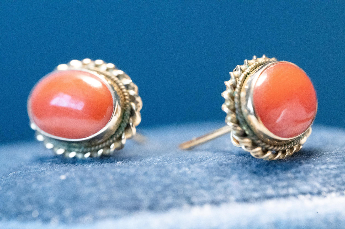 dainty earrings with a lovely curvaceous aching surrounding the coral stones. 18ct solid gold made in 1970s - vintage item and rare.