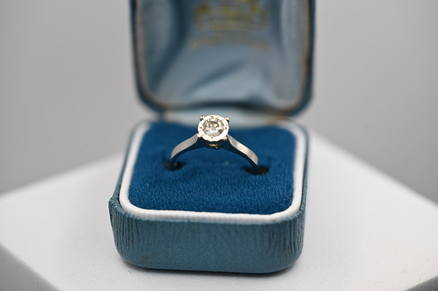 A beautiful promise, Ring and stunning engagement ring. The white gold really brings out the clarity of the diamond which is 0.25ct - Spectacular vintage solitaire engagement ring