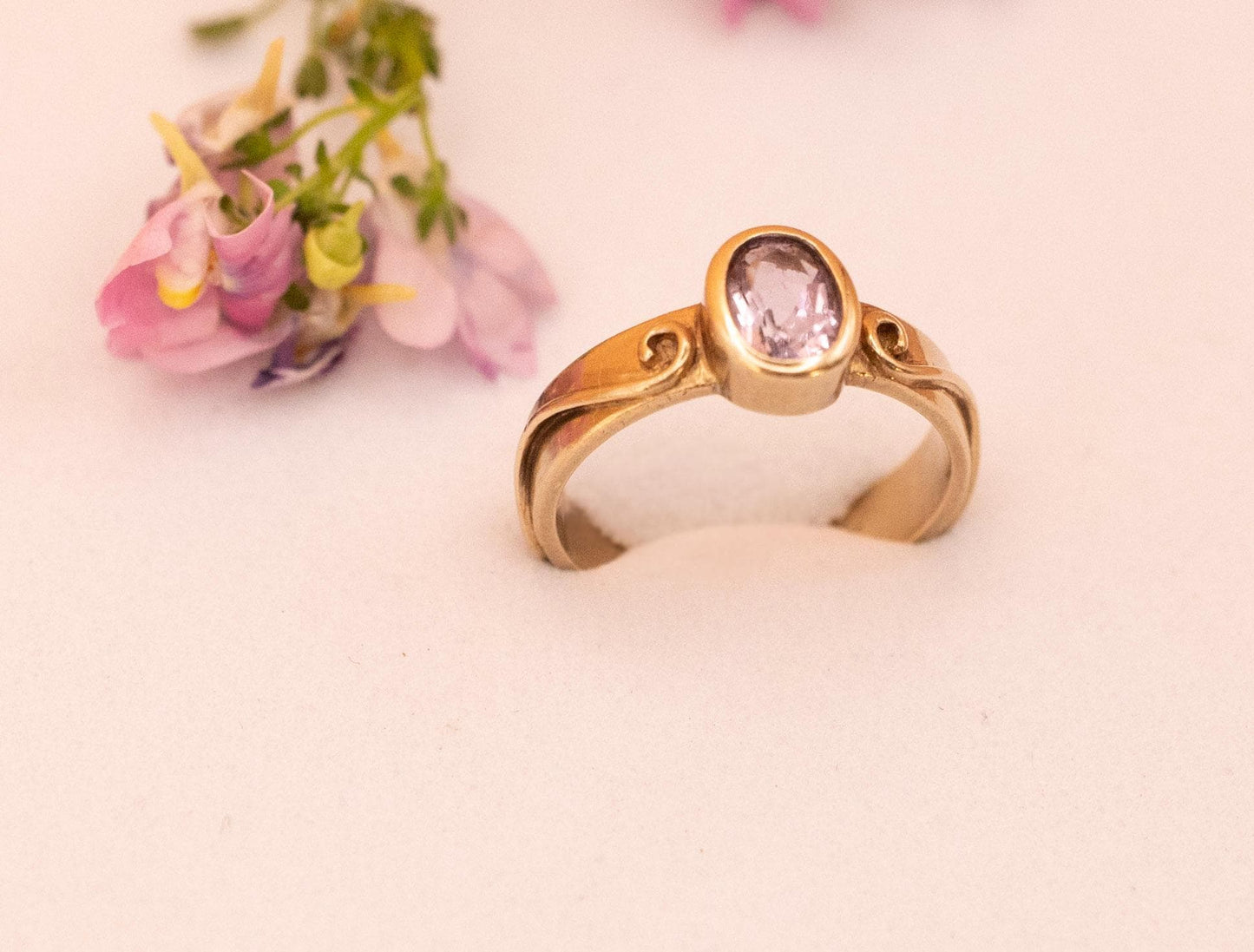 Celtic - yellow gold - 9ct hallmarked - vintage - beautiful clear amethyst stone centred- Celtic pattern - oval setting.
