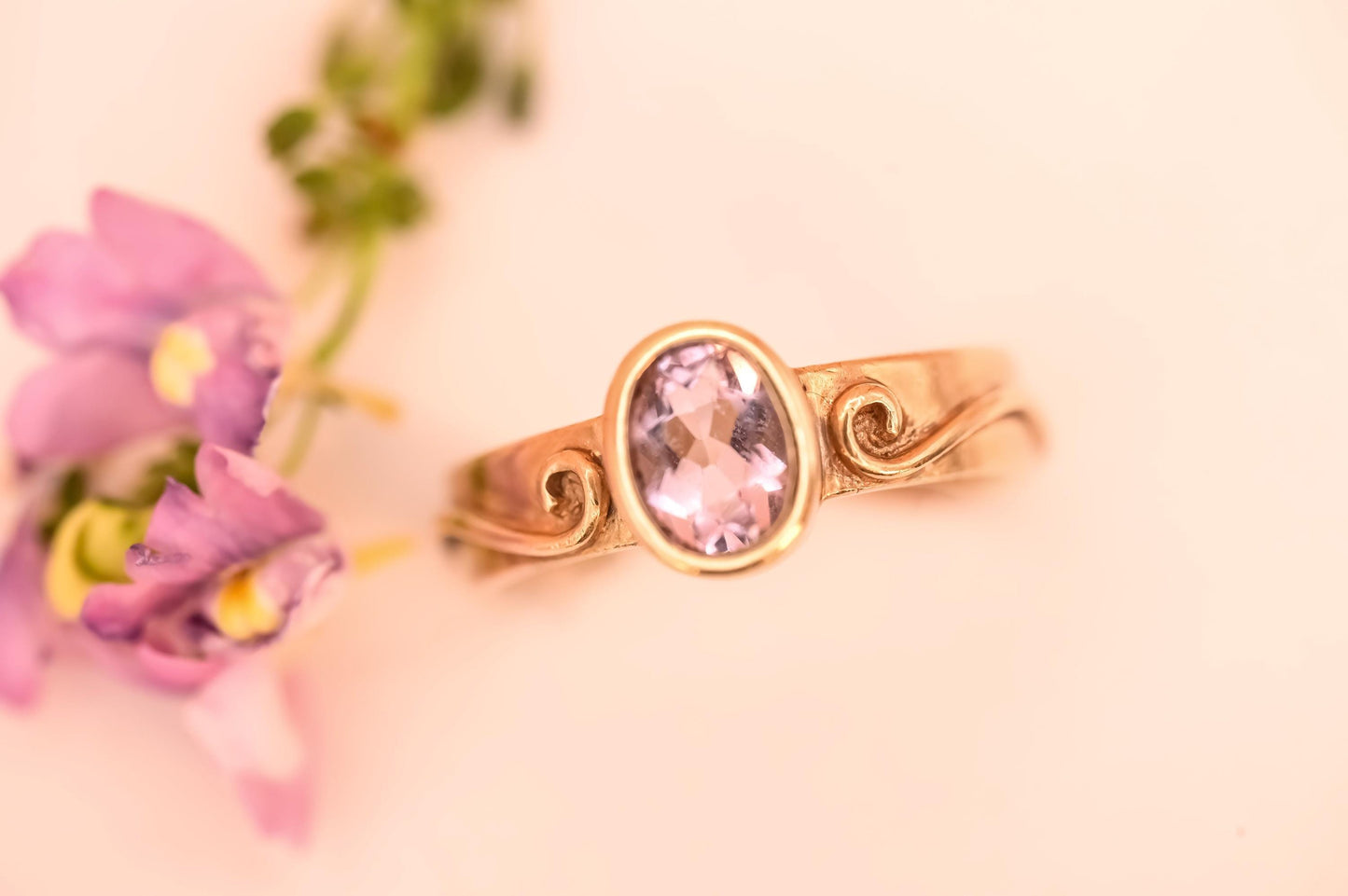 Celtic - yellow gold - 9ct hallmarked - vintage - beautiful clear amethyst stone centred- Celtic pattern - oval setting.