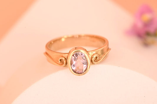 rose-de-France - Celtic - yellow gold - 9ct hallmarked - vintage - beautiful clear amethyst stone centred- Celtic pattern - oval setting.