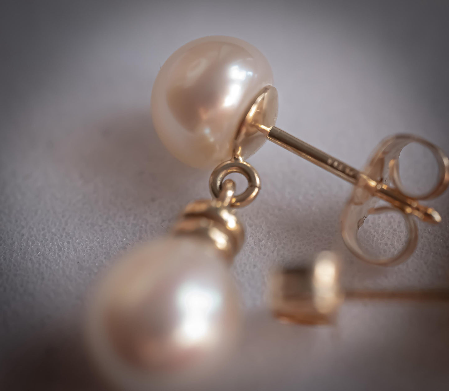 hallmarking seen on stem, made in USA in the 1980s. vintage beautiful earrings ideal for weddings, timeless fashion and chic style.