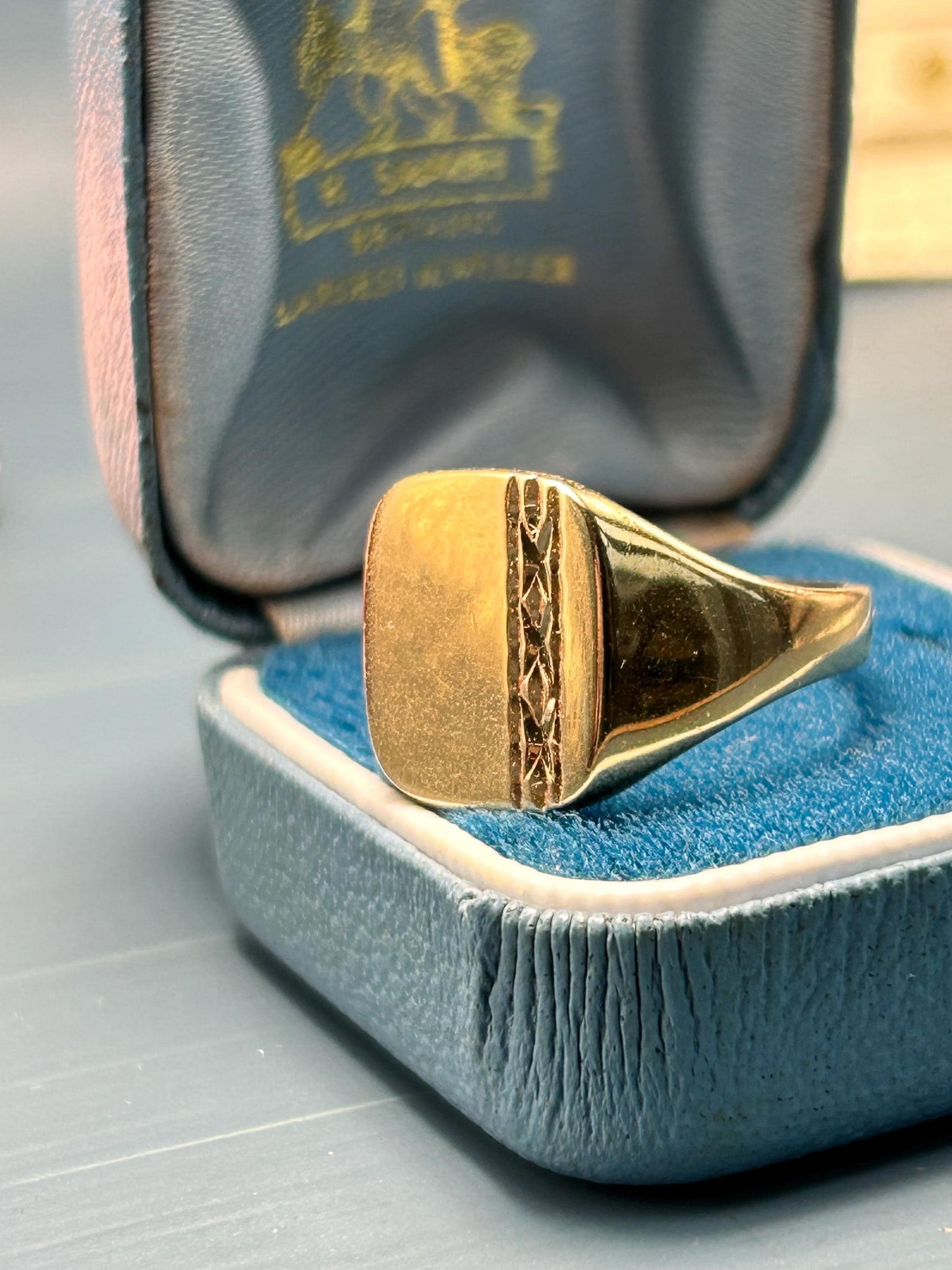English Vintage 9ct Solid Gold Signet Ring with Diamond Cut Strip Detail - 80s -London