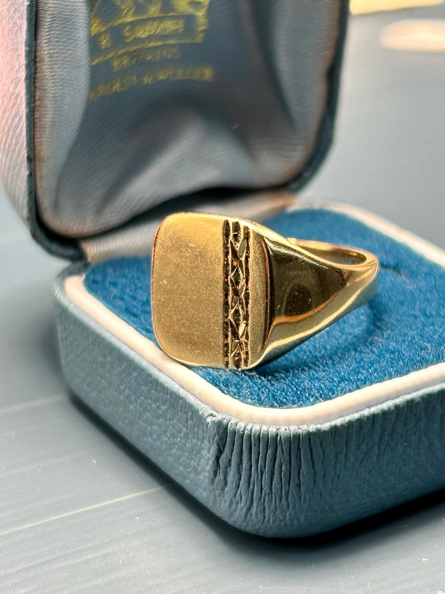 English Vintage 9ct Solid Gold Signet Ring with Diamond Cut Strip Detail - 80s -London