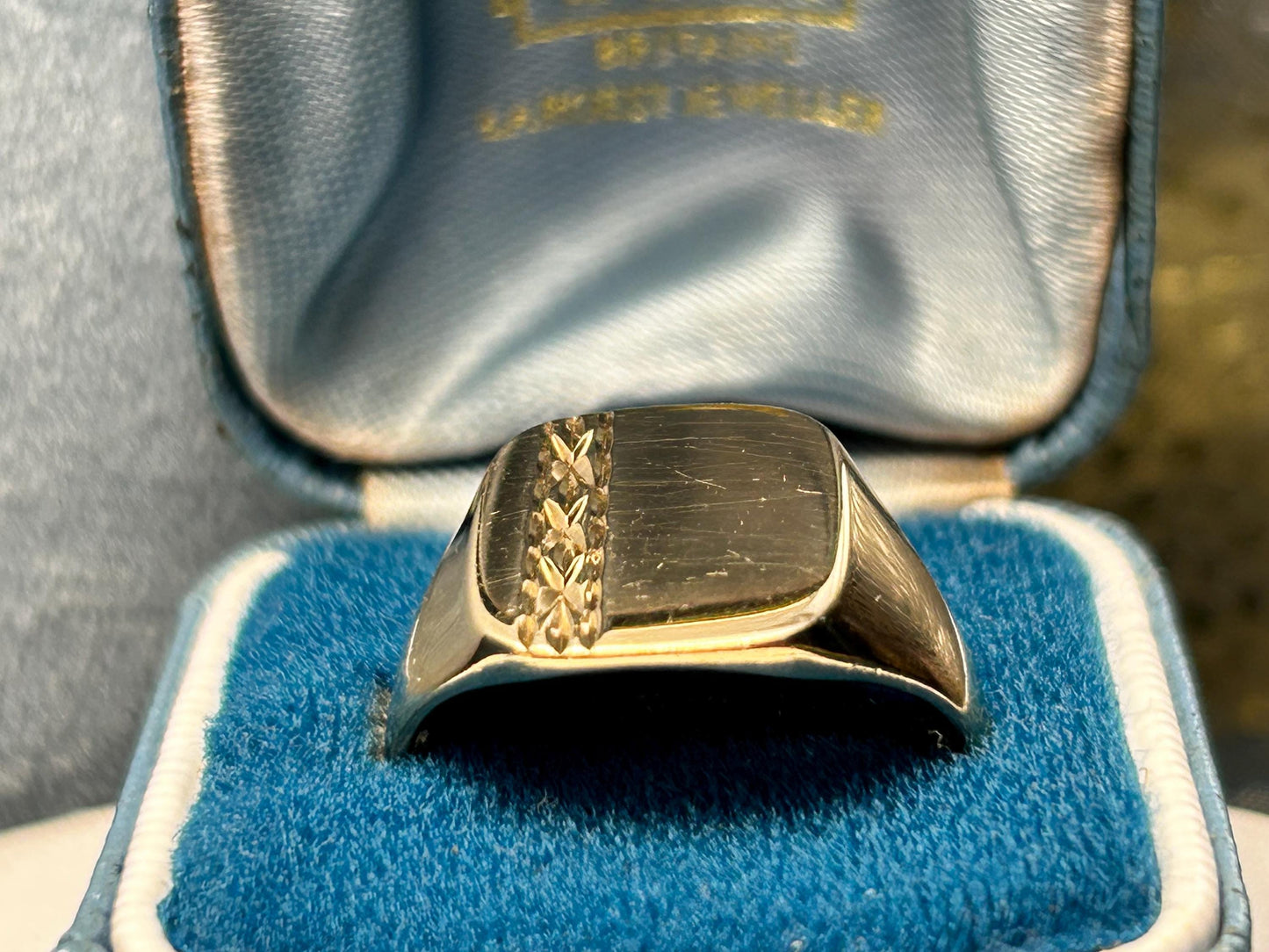 English Vintage 9ct Solid Gold Signet Ring with Diamond Cut Strip Detail - 80s -London