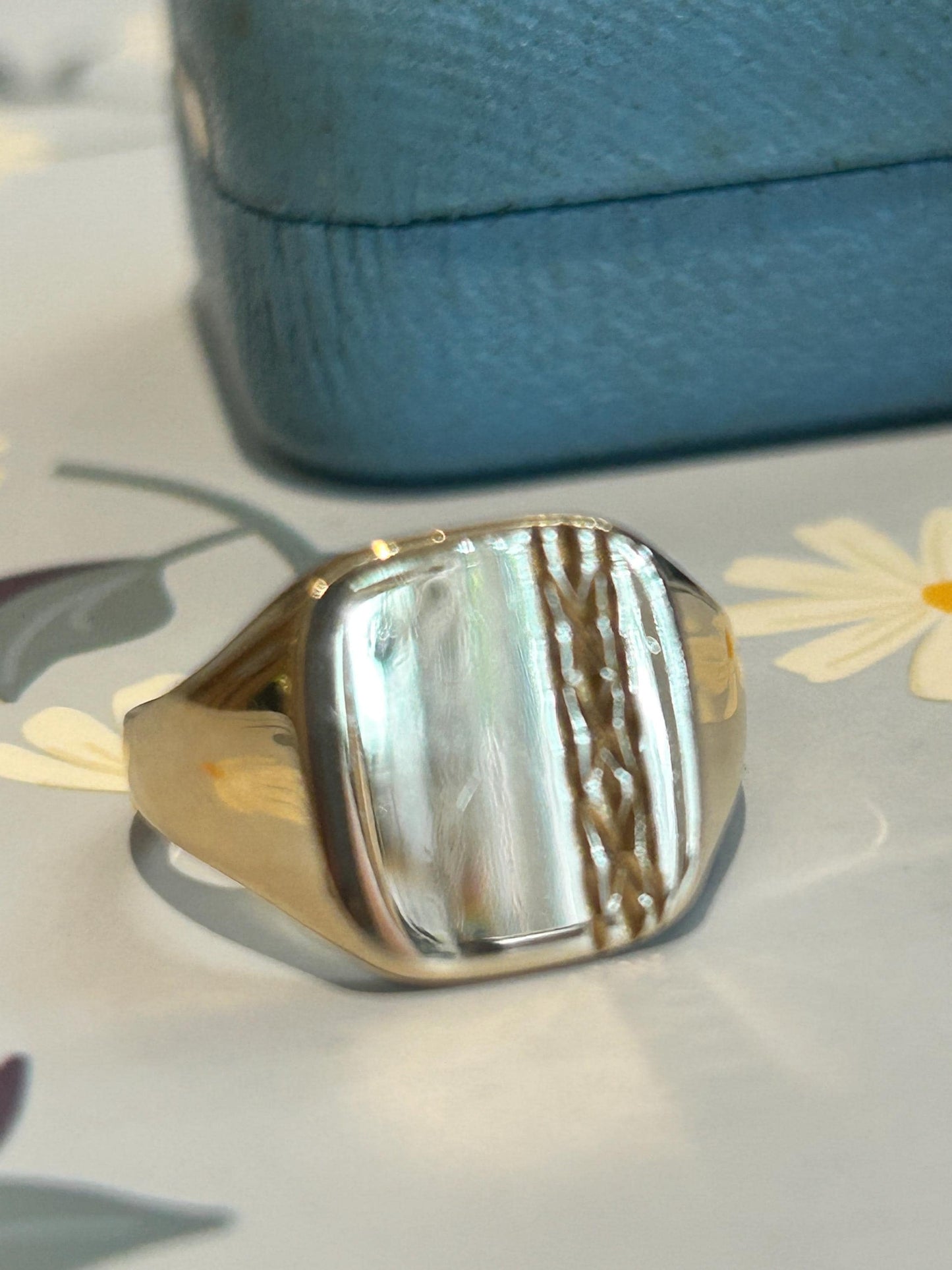 English Vintage 9ct Solid Gold Signet Ring with Diamond Cut Strip Detail - 80s -London