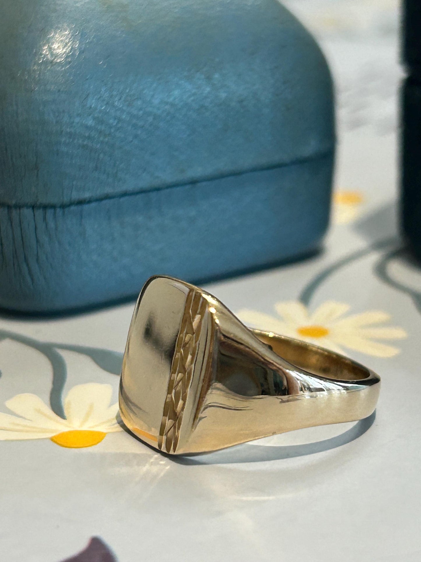 English Vintage 9ct Solid Gold Signet Ring with Diamond Cut Strip Detail - 80s -London