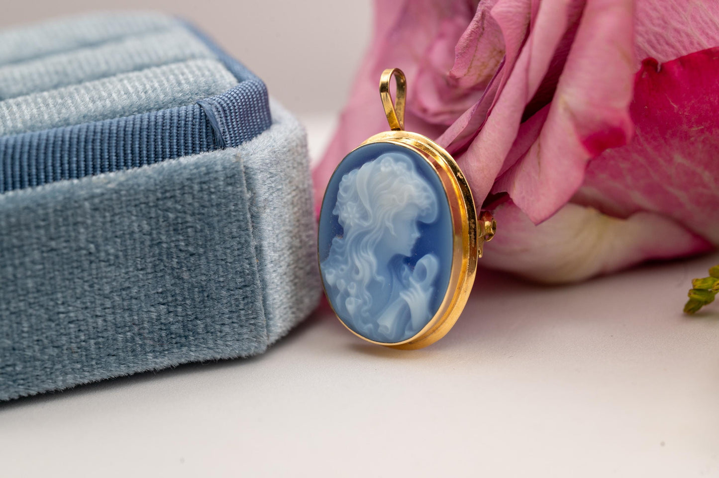 Stunning Vintage Blue Agate 18ct Italian Cameo, Lady with Scroll in Stunning Detail, Rare Find Mid-Century Cameo Pendant and Brooch 18K Gold