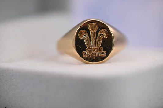 Vintage 9ct Yellow Gold Welsh Feathers Signet Ring, Size US 11.5