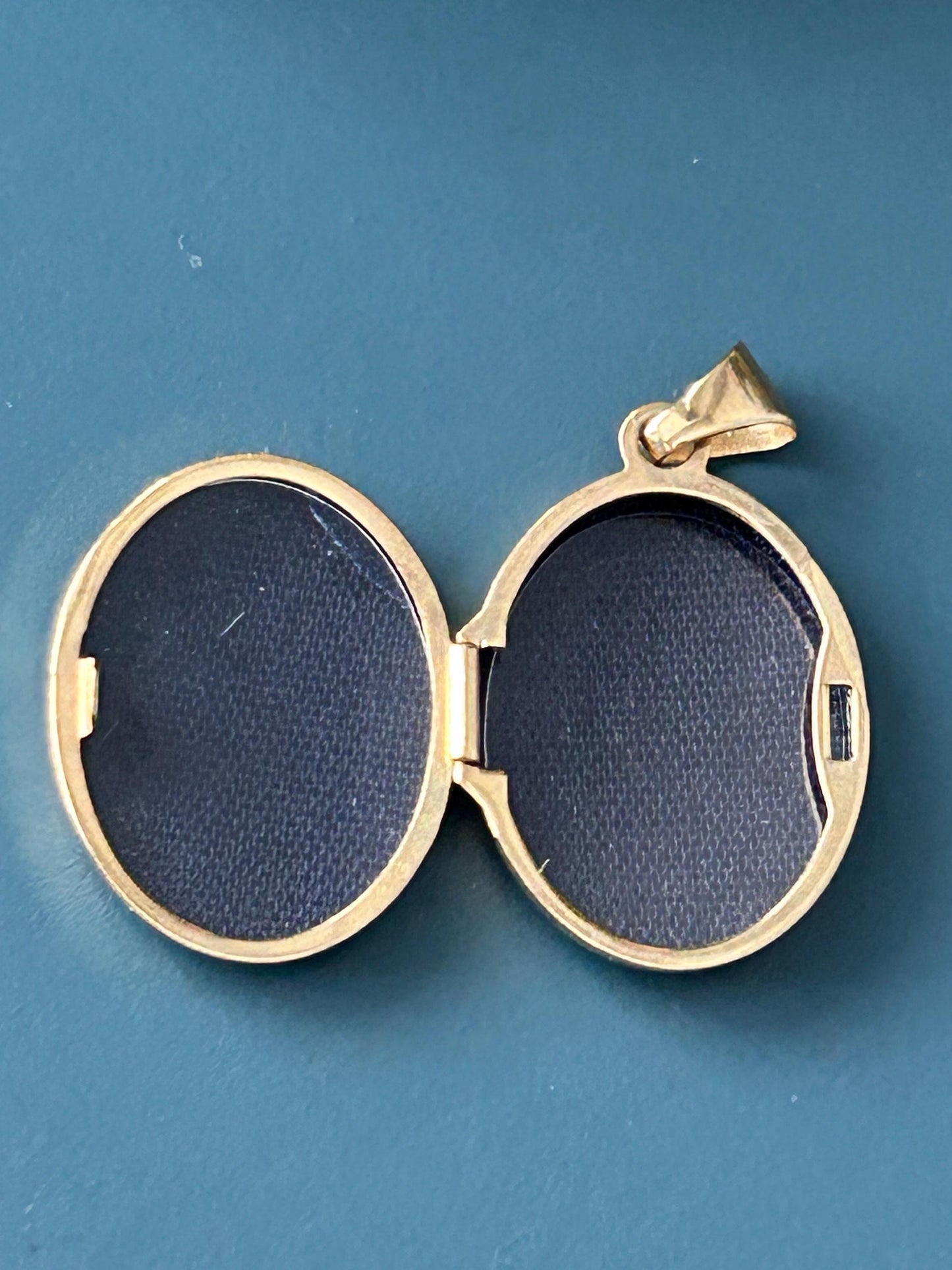 Vintage 80s 'Daughter' Photo Keepsake Locket, Oval 9ct Yellow Gold with Inscription. England Assayed, Photo Sentimental Keepsake Jewelry