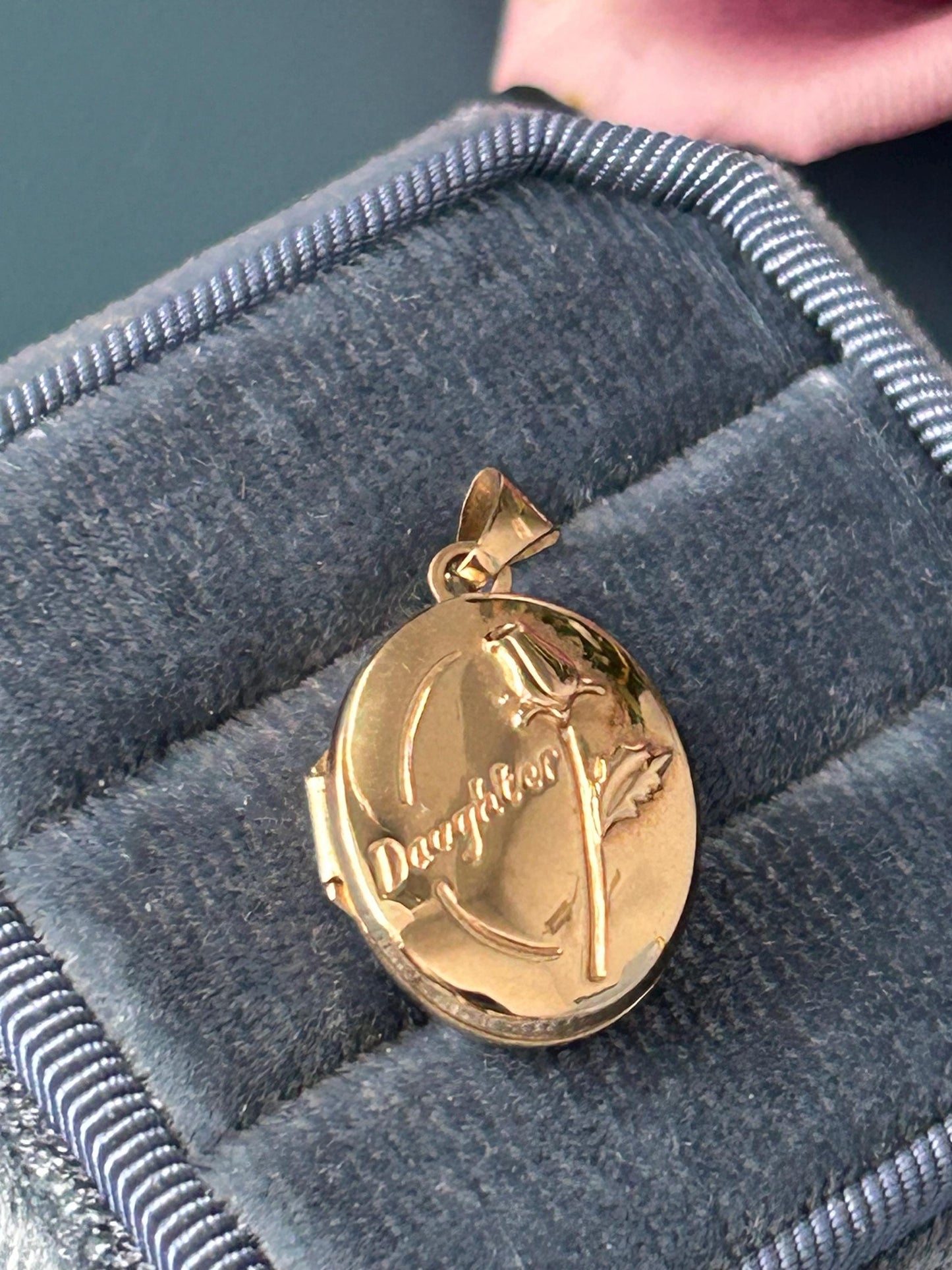 Vintage 80s 'Daughter' Photo Keepsake Locket, Oval 9ct Yellow Gold with Inscription. England Assayed, Photo Sentimental Keepsake Jewelry