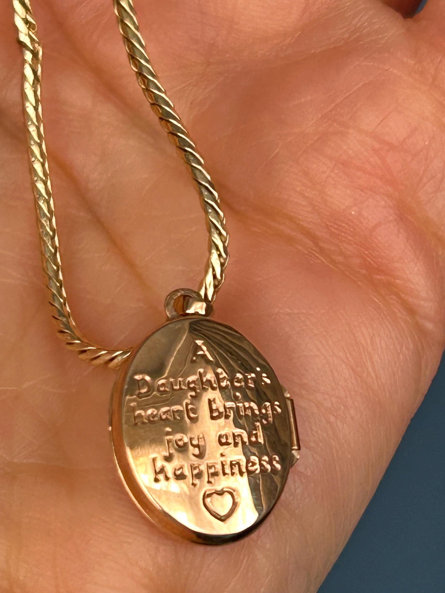 Vintage 80s 'Daughter' Photo Keepsake Locket, Oval 9ct Yellow Gold with Inscription. England Assayed, Photo Sentimental Keepsake Jewelry
