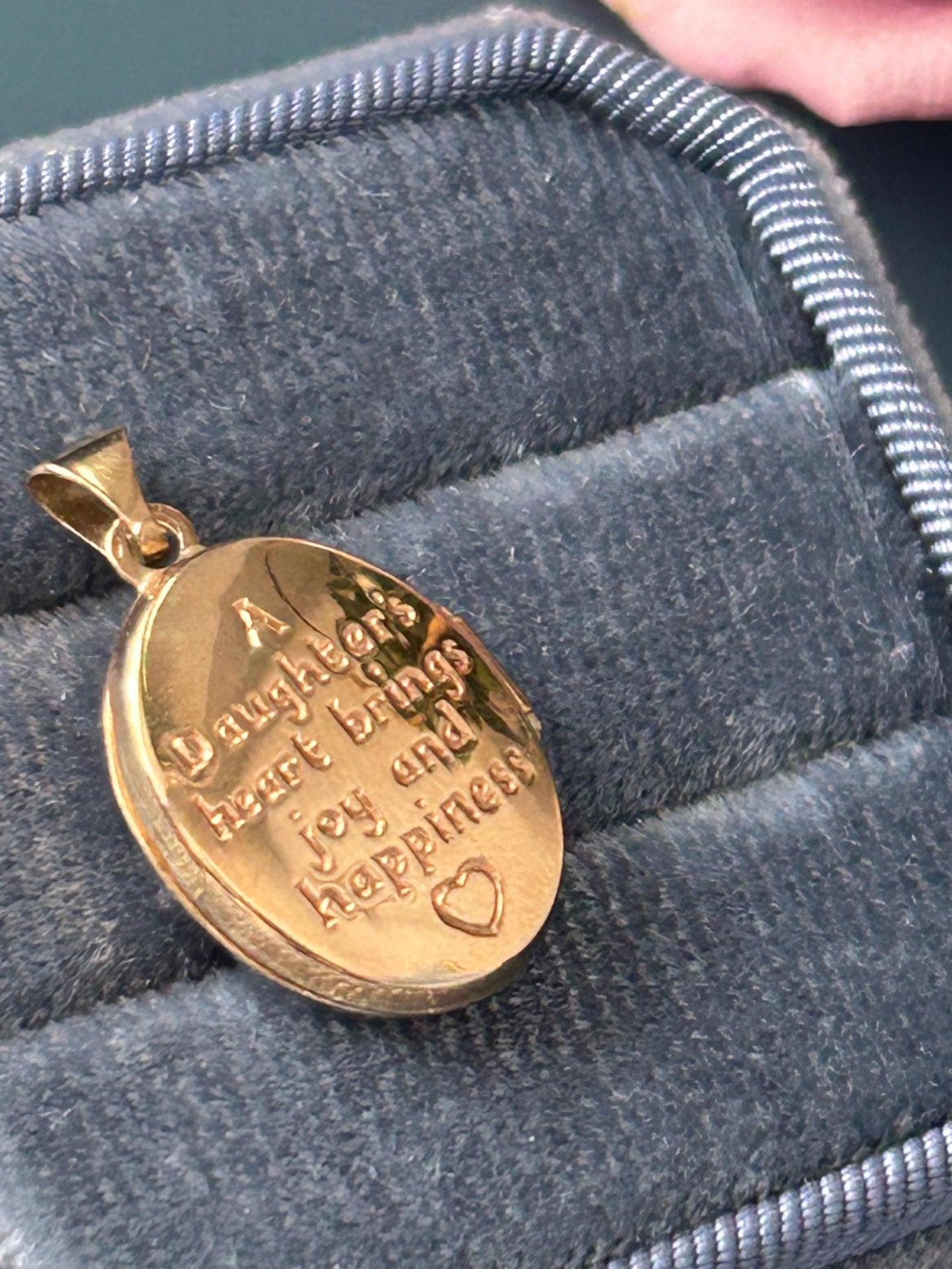 Vintage 80s 'Daughter' Photo Keepsake Locket, Oval 9ct Yellow Gold with Inscription. England Assayed, Photo Sentimental Keepsake Jewelry