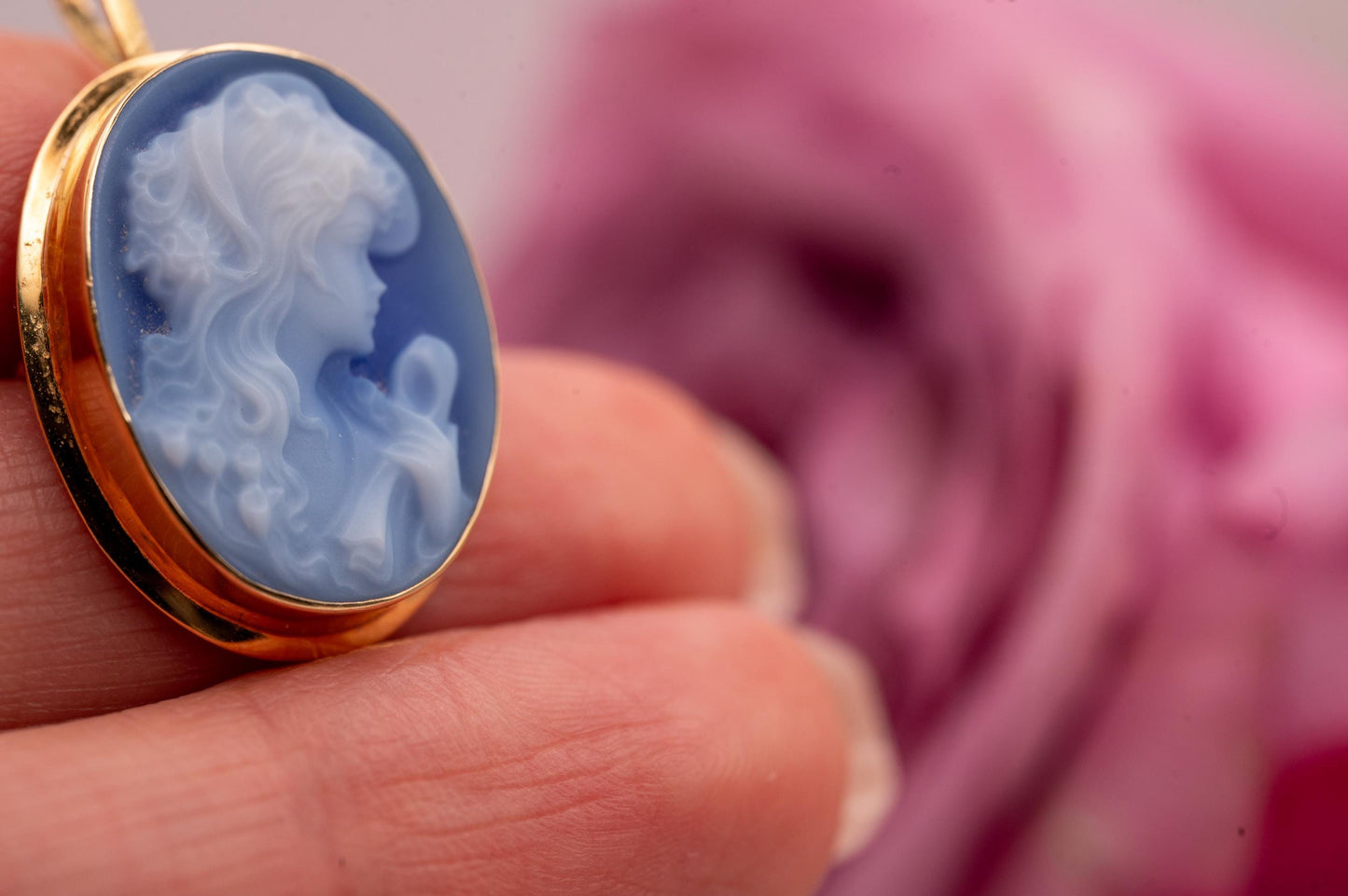 Stunning Vintage Blue Agate 18ct Italian Cameo, Lady with Scroll in Stunning Detail, Rare Find Mid-Century Cameo Pendant and Brooch 18K Gold