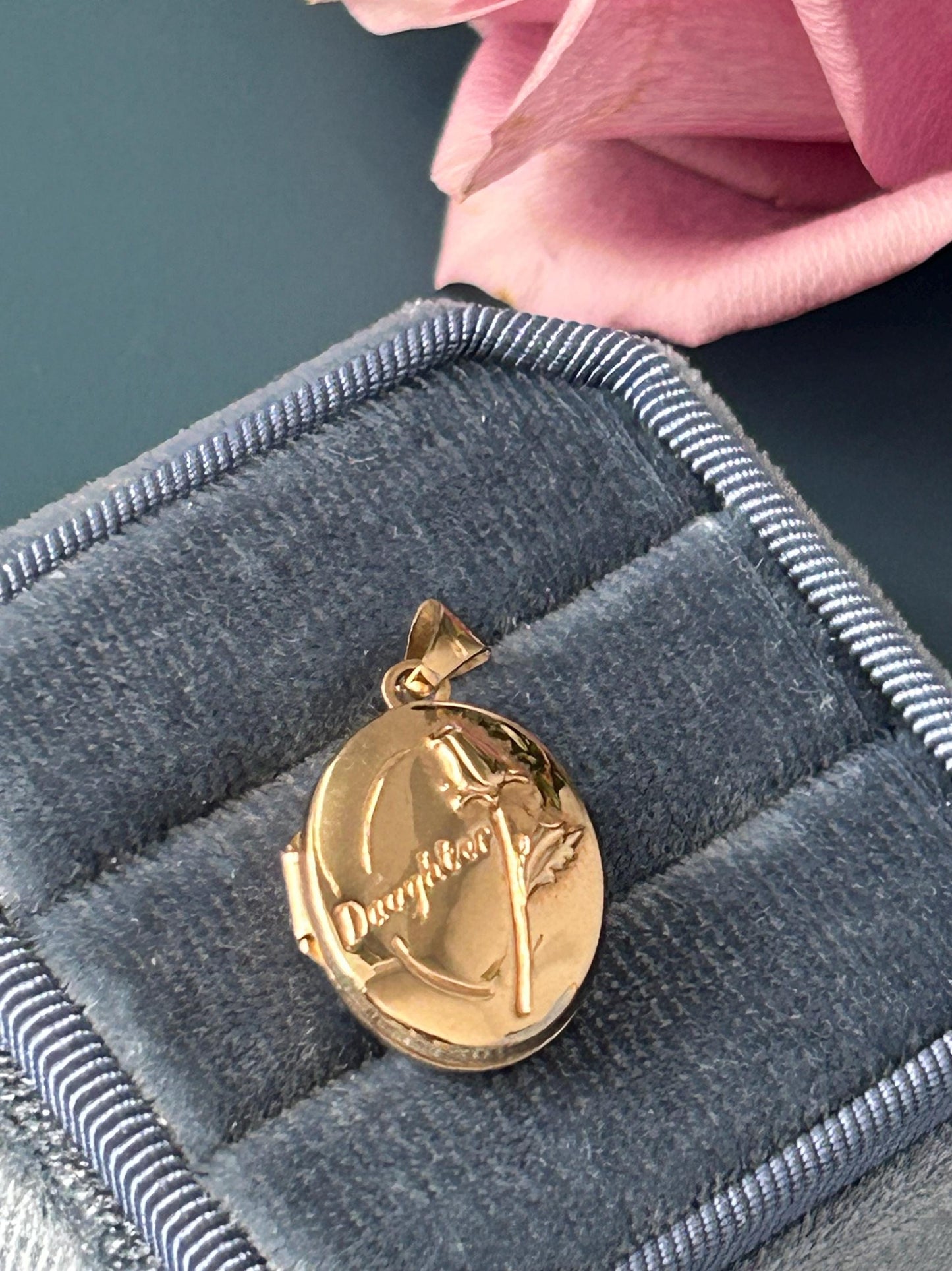 Vintage 80s 'Daughter' Photo Keepsake Locket, Oval 9ct Yellow Gold with Inscription. England Assayed, Photo Sentimental Keepsake Jewelry