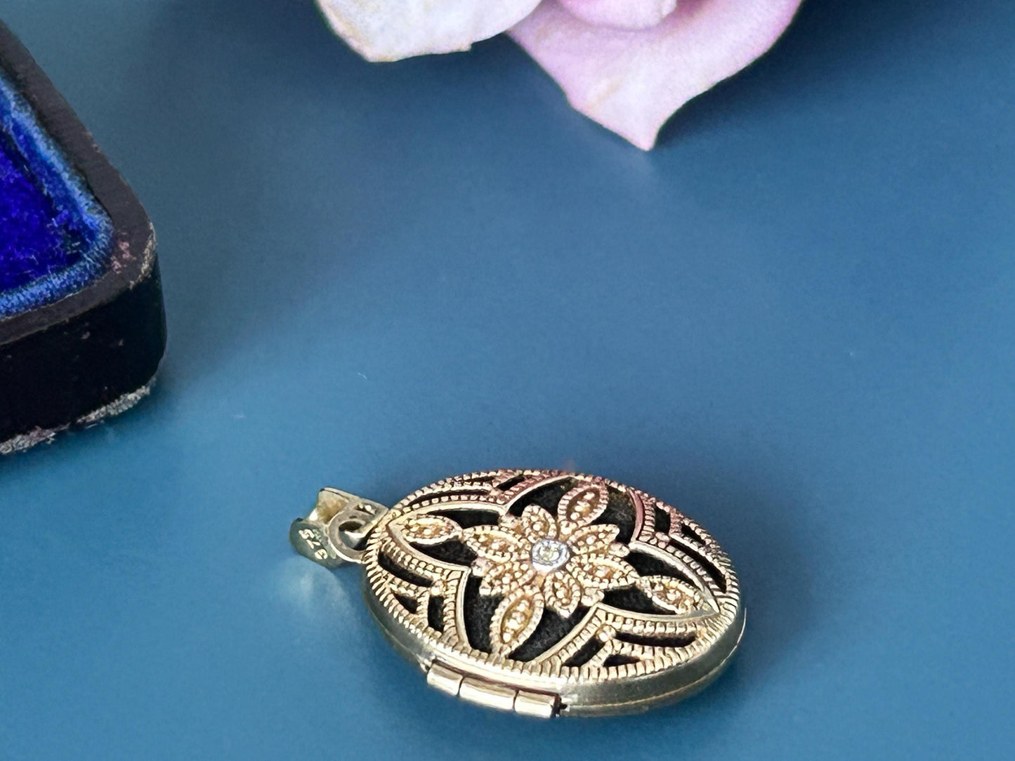 Vintage Gold Locket Filigree with crystal, 9ct Gold Locket Photo Pendant: Birmingham Mark, Sentimental Keepsake, Pretty Dainty Jewellery