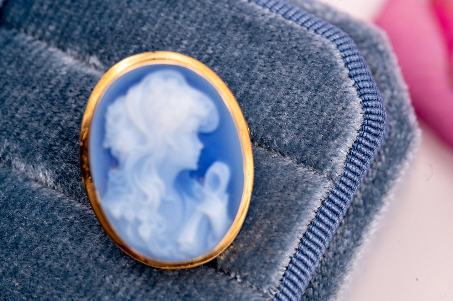 Stunning Vintage Blue Agate 18ct Italian Cameo, Lady with Scroll in Stunning Detail, Rare Find Mid-Century Cameo Pendant and Brooch 18K Gold