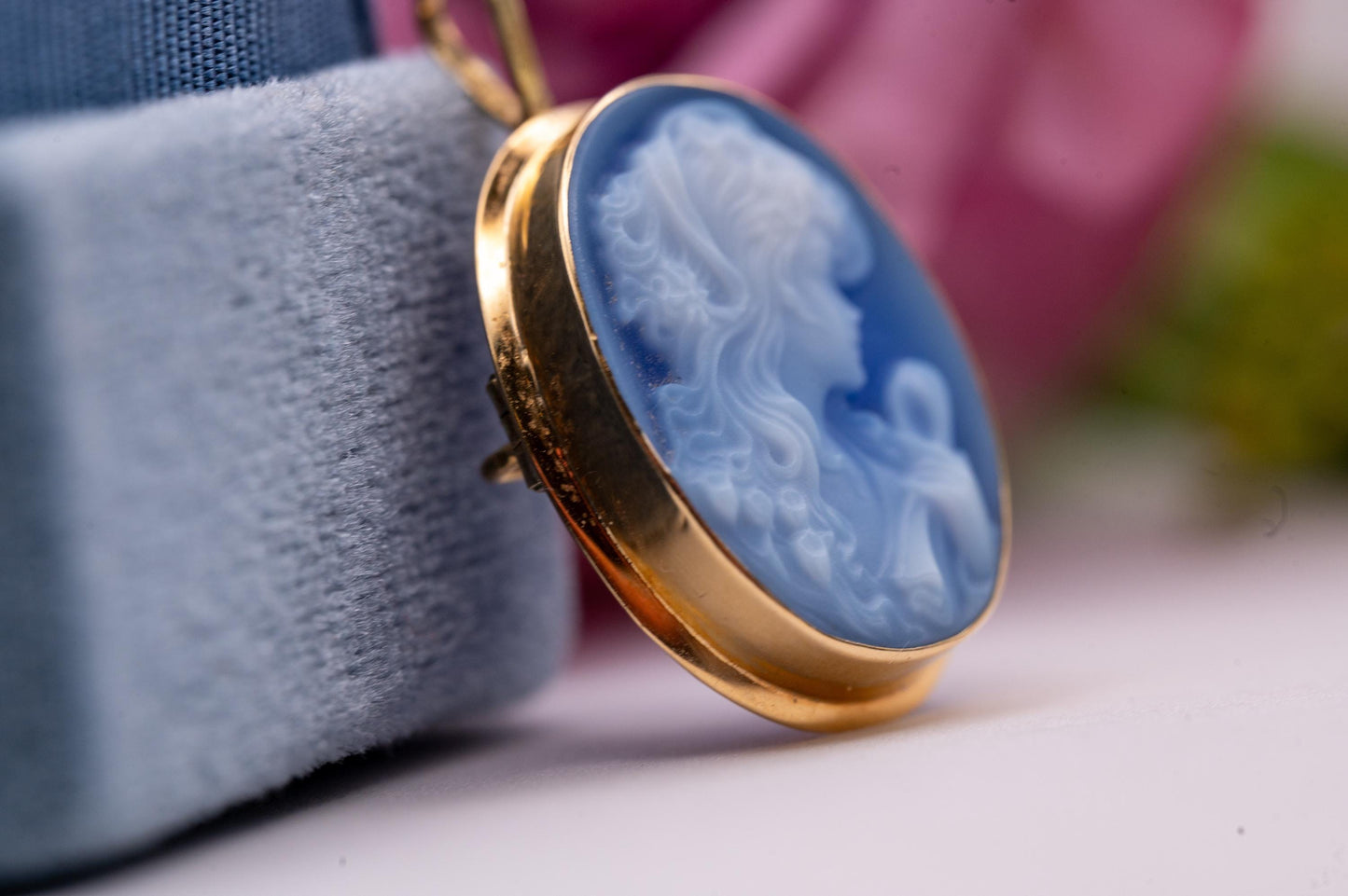 Stunning Vintage Blue Agate 18ct Italian Cameo, Lady with Scroll in Stunning Detail, Rare Find Mid-Century Cameo Pendant and Brooch 18K Gold