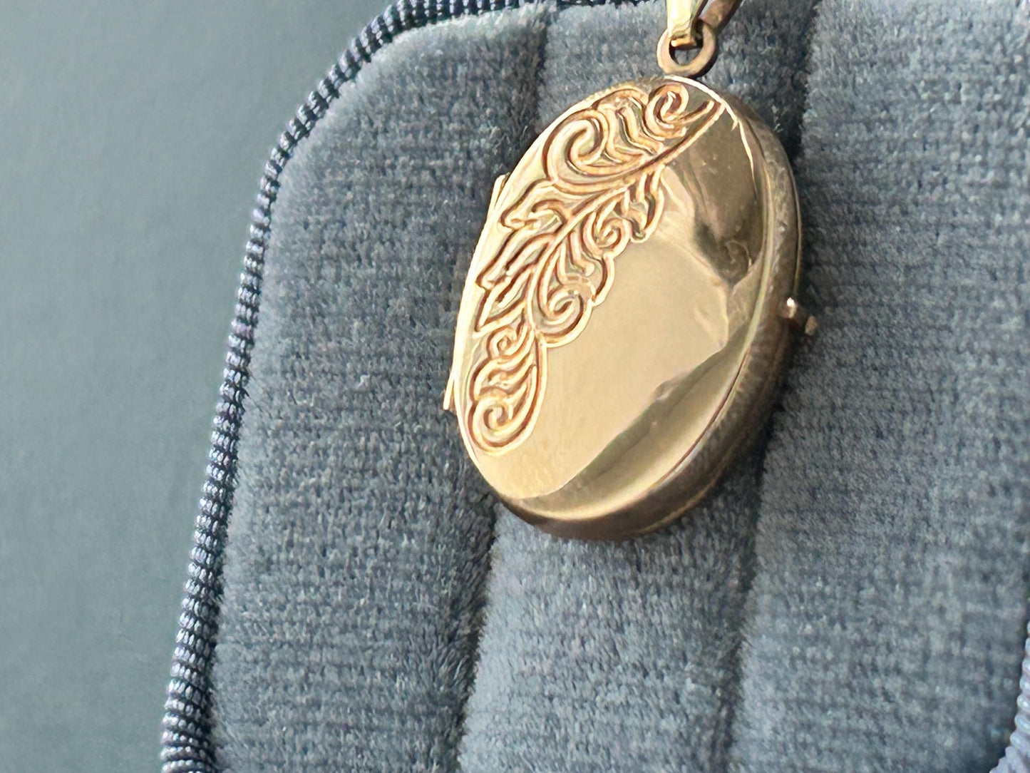 Vintage Pretty Oval Pendant Locket with Chain, Assayed in England, Dainty Keepsake Photo Jewelry, 9ct Yellow Gold Milestone Gift Jewellery
