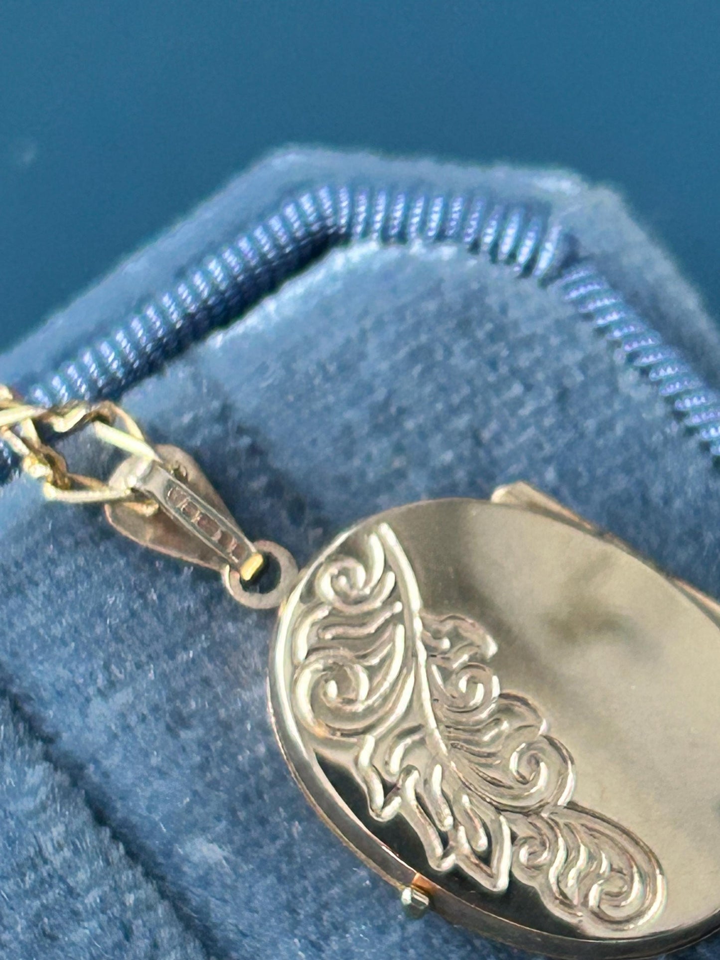 Vintage Pretty Oval Pendant Locket with Chain, Assayed in England, Dainty Keepsake Photo Jewelry, 9ct Yellow Gold Milestone Gift Jewellery