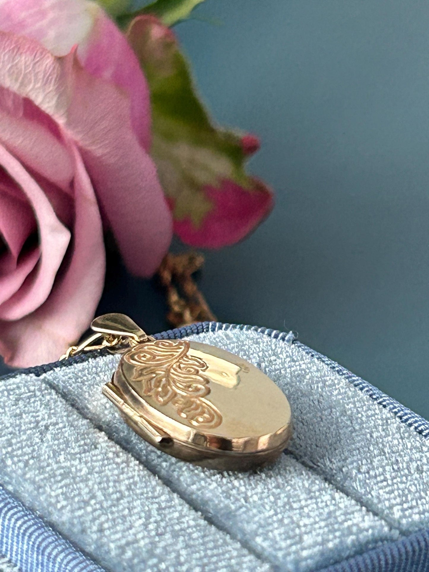 Vintage Pretty Oval Pendant Locket with Chain, Assayed in England, Dainty Keepsake Photo Jewelry, 9ct Yellow Gold Milestone Gift Jewellery