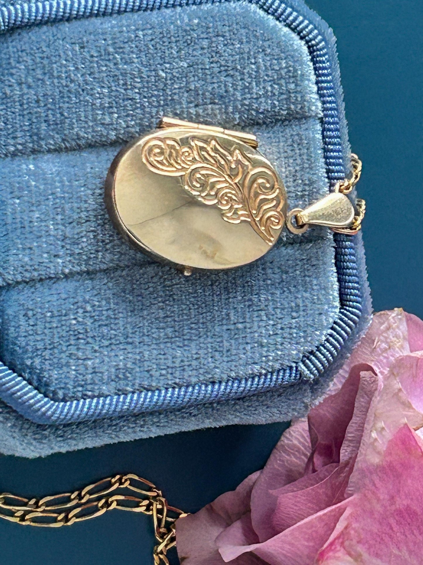 Vintage Pretty Oval Pendant Locket with Chain, Assayed in England, Dainty Keepsake Photo Jewelry, 9ct Yellow Gold Milestone Gift Jewellery