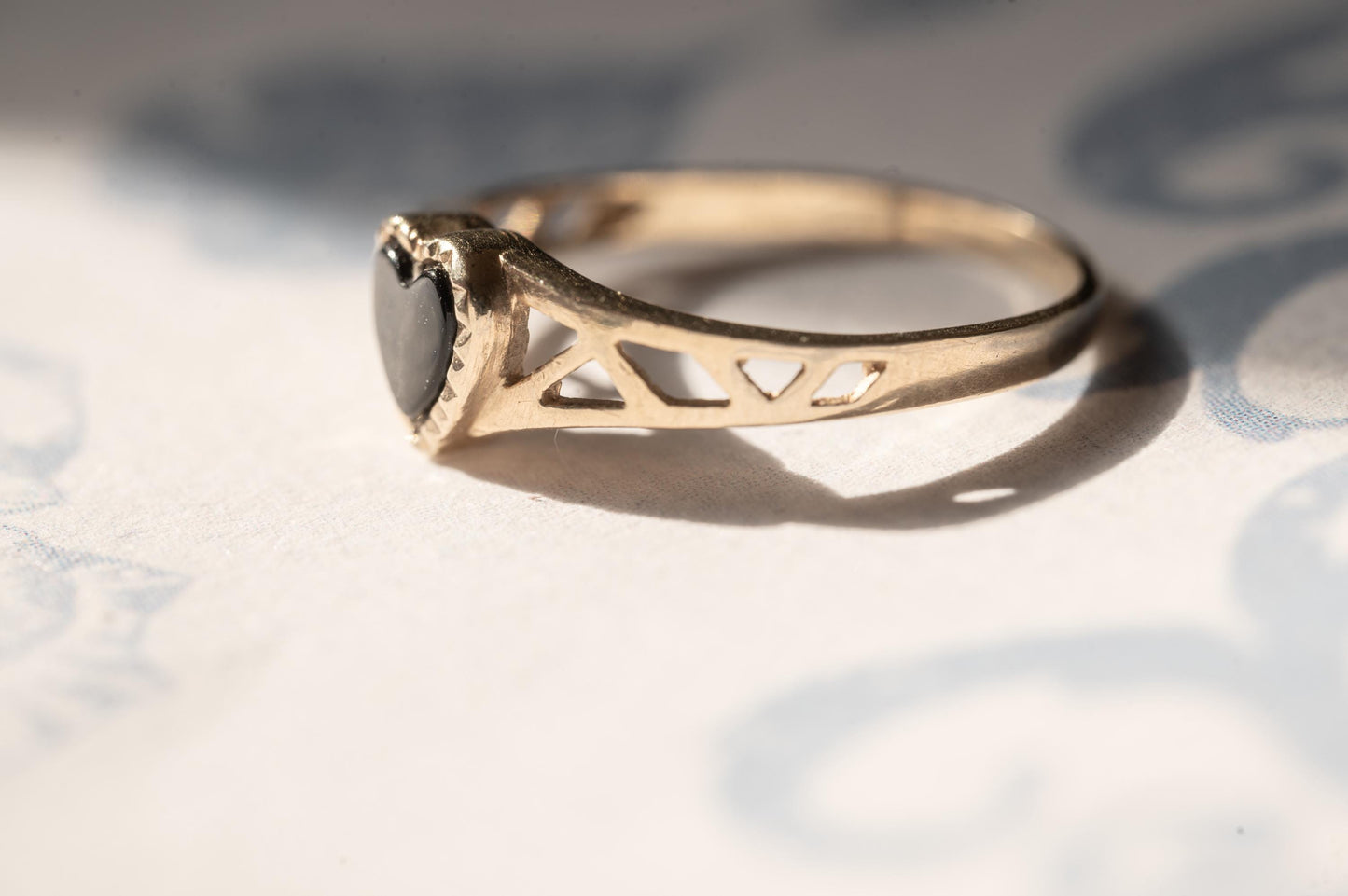 Retro Vintage 90s Heart Black Onyx Signet Ring, 9ct Gold Dainty Ring, London Assayed, Heart Ring, size K / 5.5