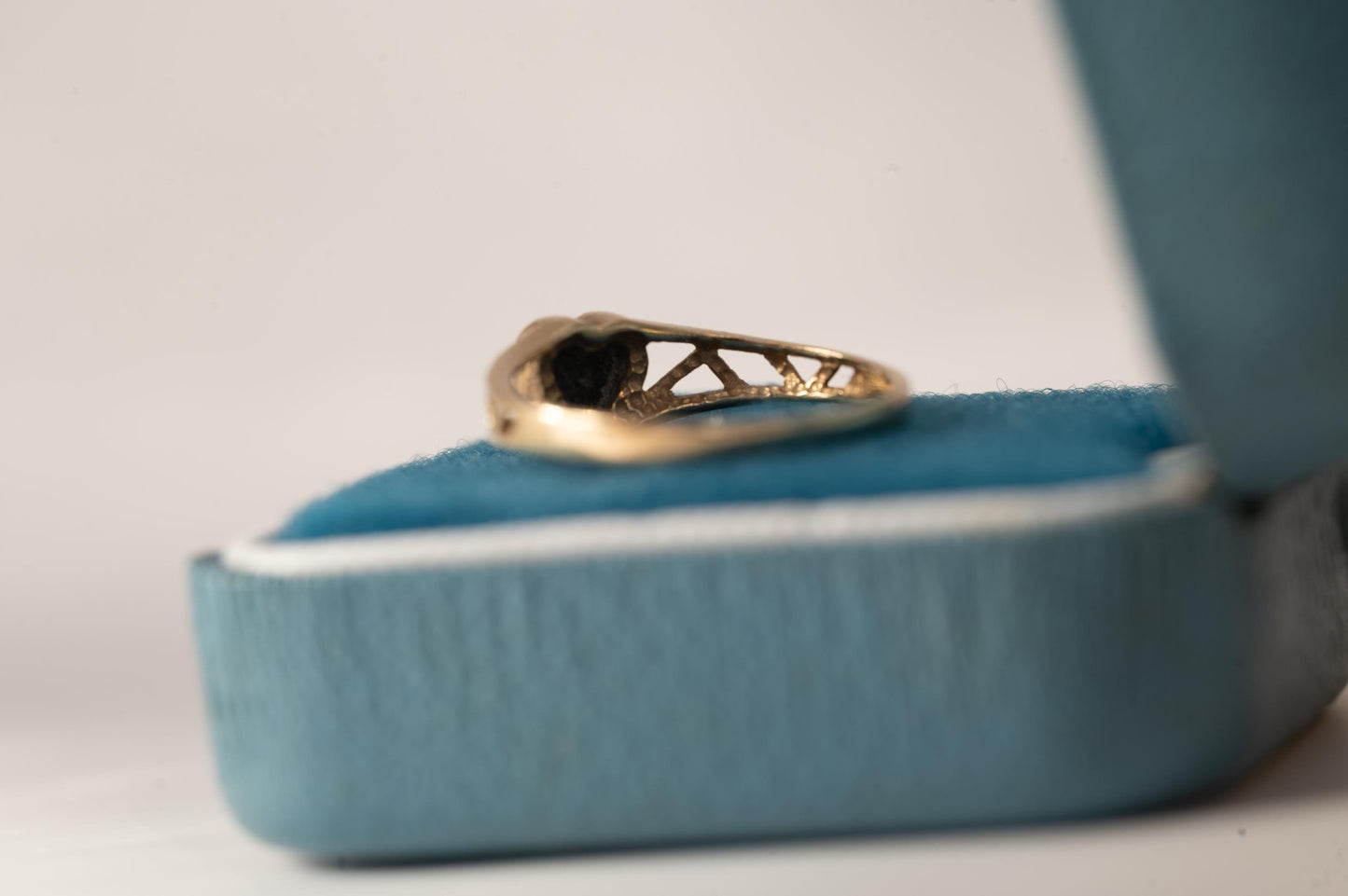 Retro Vintage 90s Heart Black Onyx Signet Ring, 9ct Gold Dainty Ring, London Assayed, Heart Ring, size K / 5.5