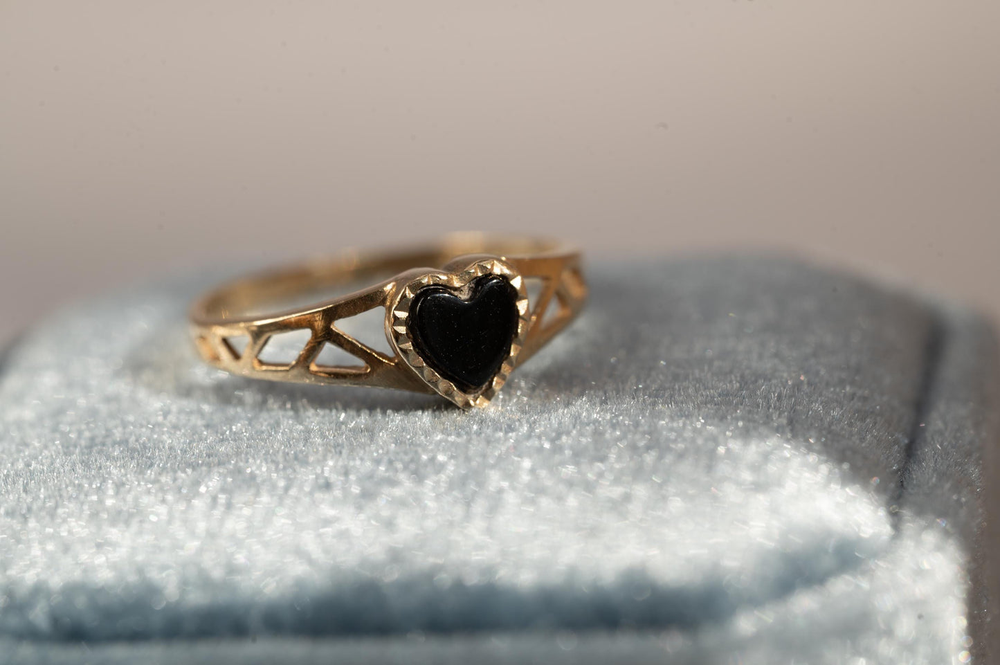 Retro Vintage 90s Heart Black Onyx Signet Ring, 9ct Gold Dainty Ring, London Assayed, Heart Ring, size K / 5.5