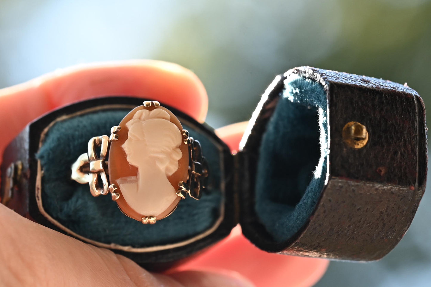 Victorian 9ct Yellow Gold Victorian Cameo Ring, Antique Jewelry - Bow Cameo Stunning Detail, Shell Cameo Ring Size R / 9