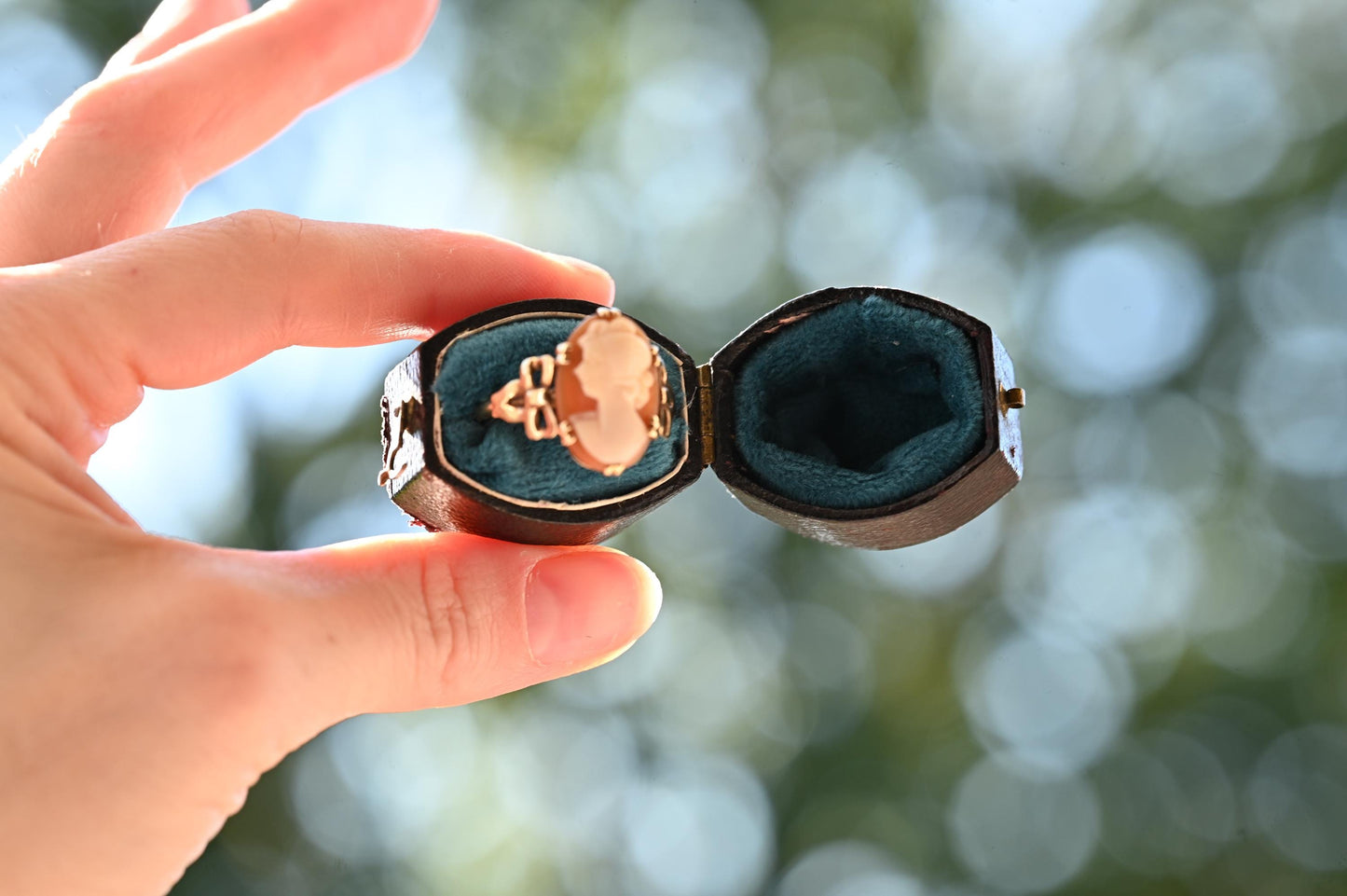 Victorian 9ct Yellow Gold Victorian Cameo Ring, Antique Jewelry - Bow Cameo Stunning Detail, Shell Cameo Ring Size R / 9