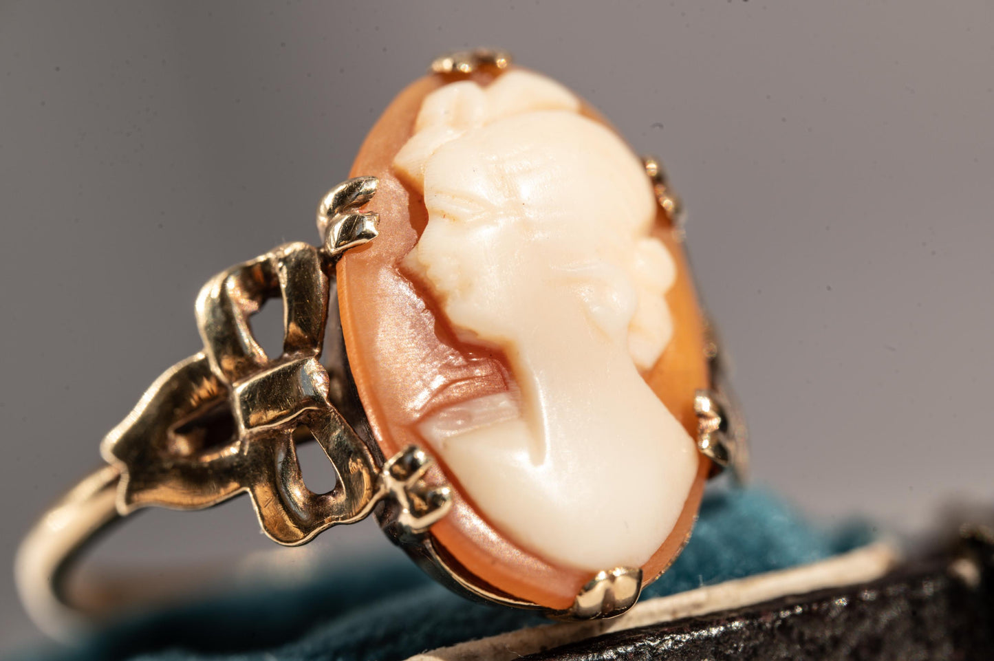Victorian 9ct Yellow Gold Victorian Cameo Ring, Antique Jewelry - Bow Cameo Stunning Detail, Shell Cameo Ring Size R / 9
