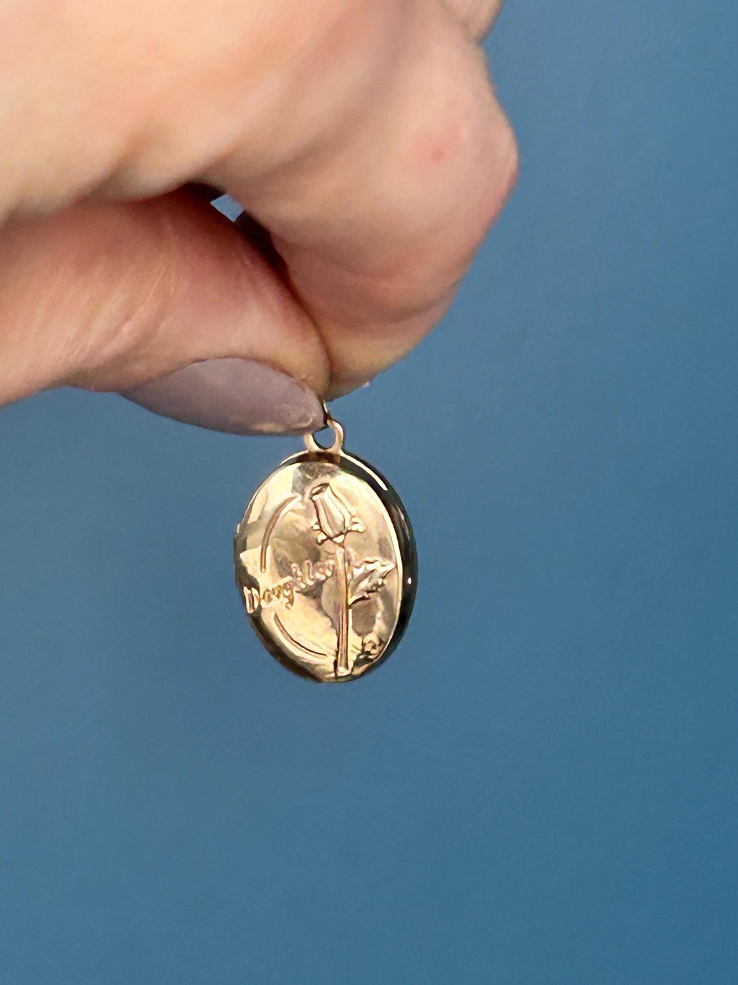 Vintage 80s 'Daughter' Photo Keepsake Locket, Oval 9ct Yellow Gold with Inscription. England Assayed, Photo Sentimental Keepsake Jewelry