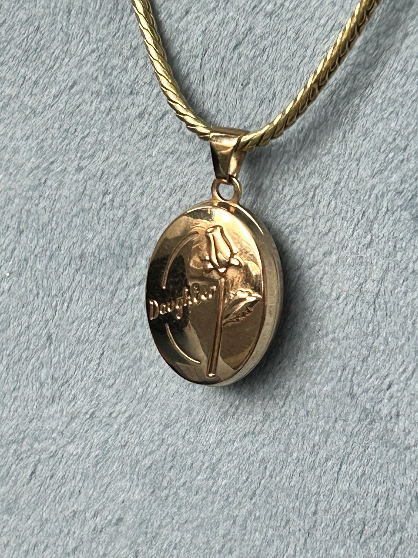 Vintage 80s 'Daughter' Photo Keepsake Locket, Oval 9ct Yellow Gold with Inscription. England Assayed, Photo Sentimental Keepsake Jewelry