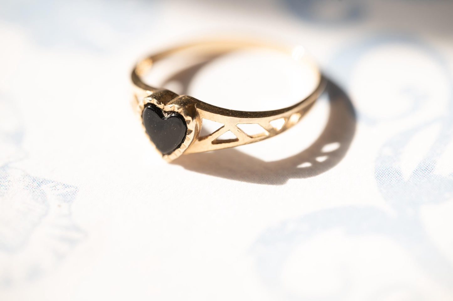 Retro Vintage 90s Heart Black Onyx Signet Ring, 9ct Gold Dainty Ring, London Assayed, Heart Ring, size K / 5.5