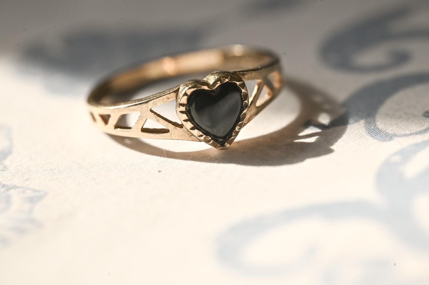 Retro Vintage 90s Heart Black Onyx Signet Ring, 9ct Gold Dainty Ring, London Assayed, Heart Ring, size K / 5.5
