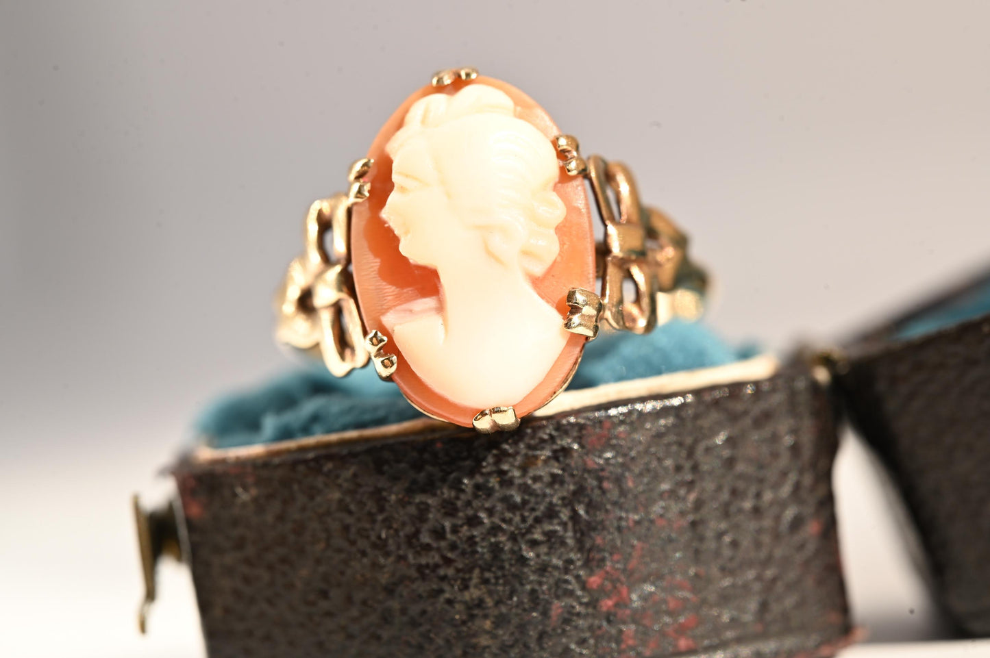 Victorian 9ct Yellow Gold Victorian Cameo Ring, Antique Jewelry - Bow Cameo Stunning Detail, Shell Cameo Ring Size R / 9