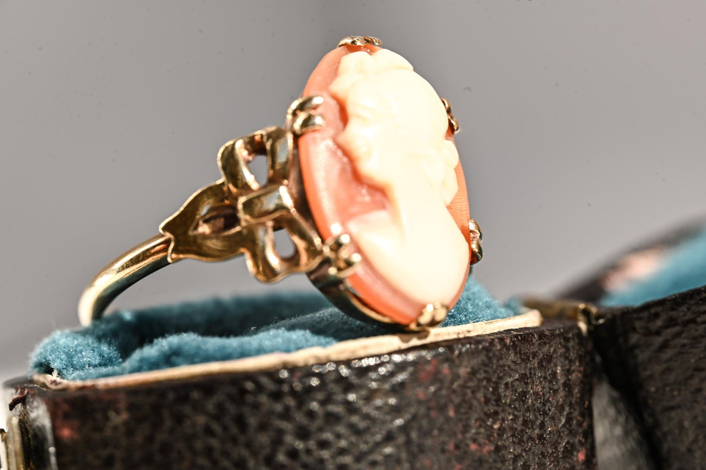 Victorian 9ct Yellow Gold Victorian Cameo Ring, Antique Jewelry - Bow Cameo Stunning Detail, Shell Cameo Ring Size R / 9