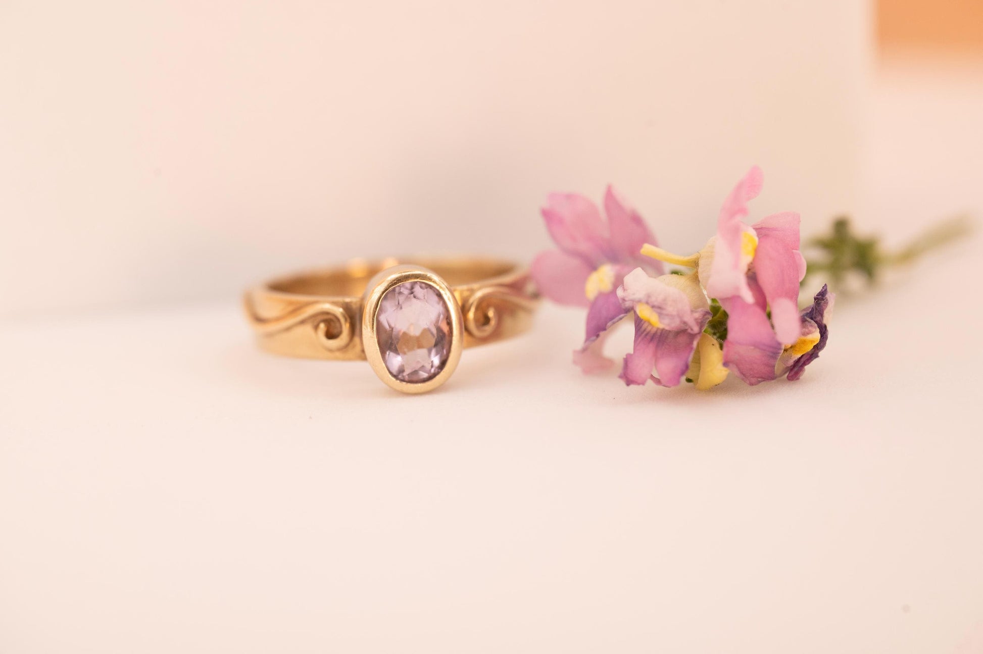 Celtic - yellow gold - 9ct hallmarked - vintage - beautiful clear amethyst stone centred- Celtic pattern - oval setting.