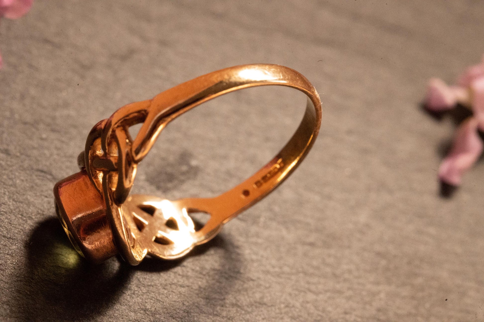 hallmarked 9ct gold Clogau ring with peridot official Clogau stamp.
