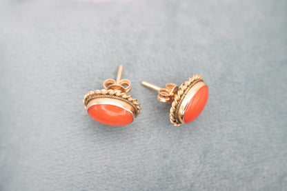 butterfly backs all original with the earrings. no sign of wear these vintage earrings are perfect for any jewellery retro lover. the coral has a gorgeous sheen and in surrounded with gold intricate weaving around the oval stones.