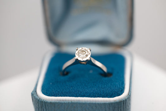 a beautiful vintage timeless and elegant solitaire Ring set with 0.25 carat diamond with a lovely halo of etched diamond cut detailing around the diamond, a lovely 70s Solitaire diamond ring