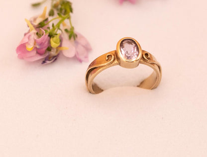 Celtic - yellow gold - 9ct hallmarked - vintage - beautiful clear amethyst stone centred- Celtic pattern - oval setting.