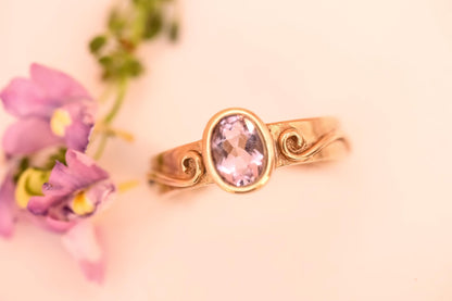 Celtic - yellow gold - 9ct hallmarked - vintage - beautiful clear amethyst stone centred- Celtic pattern - oval setting.