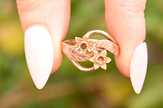 daffodil Welsh rare Clogau gold ring. statement jewellery - background nature.